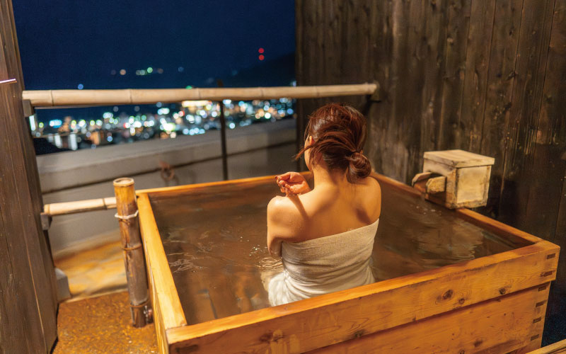 貸切露天風呂からは、熱海の夜景を高台から一望